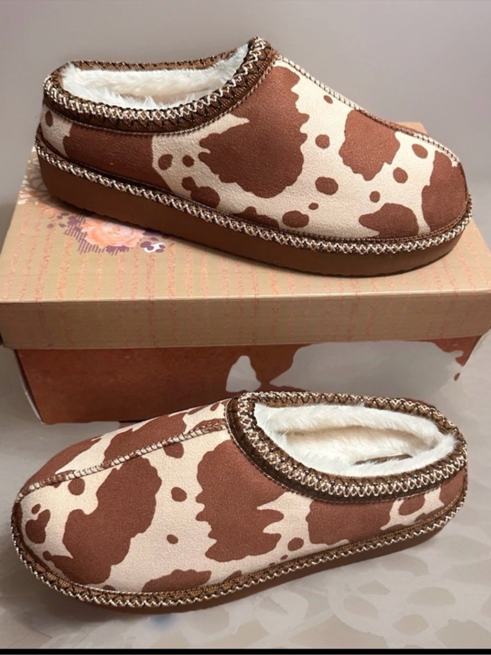 🆕 Very G Womens Georgina Faux Fur Slip On Slippers Size 9 in Cream/Tan “Cow”
